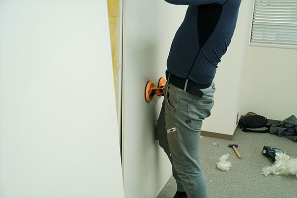 壁に取り付けられた吸音パネル